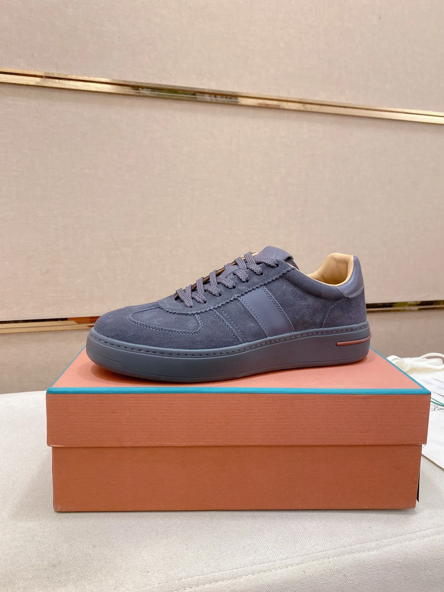 Men's shoes💰: 580💰🔥𝐥𝐨𝐫𝐨 𝐏𝐢𝐚𝐧𝐚 lp classic loafers, an Italian treasure brand, the only brand that can match Hermès! Only after wearing it do we realize that we can’t live up to our feet. The upper is made of imported first-layer cowhide with breathable fly-knit fabric, water-dyed cowhide foot pads, and the official original glass rubber outsole and pendant. Exclusive original packaging (tag ➕ brand paper ➕ outer box ➕ hand bag) code number: 38-44. Can be customized 45-46